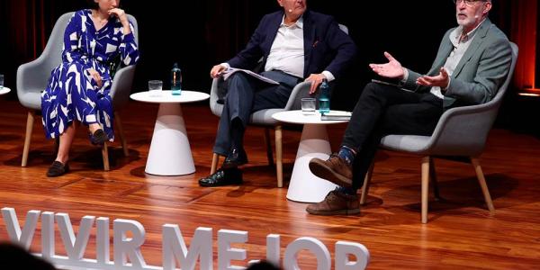 Participantes en una de las mesas de debate del foro