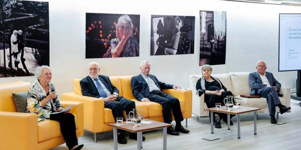 De izquierda a derecha, mesa moderada por Matilde Fernández, exministra de Asuntos Sociales, junto a 3 exdirectores del Imserso: Héctor Maravall, Ángel Rodríguez Castedo y Pilar Rodríguez, a la derecha Pablo Cobo, exsubdirector de Planificación
