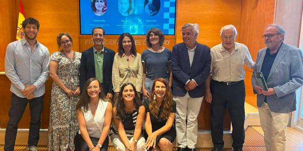 Foto de familia de los participantes en la presentación del informe