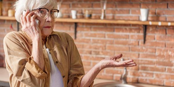 Una mujer mayor hablando por teléfono