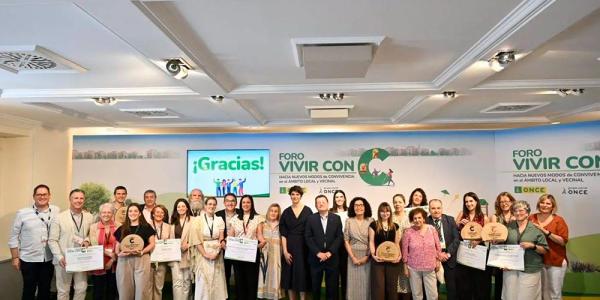 Foto de familia de los participantes en la jornada
