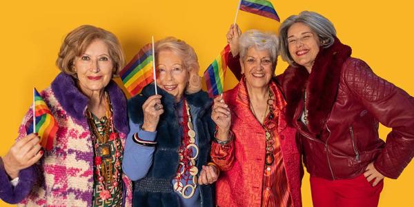 Un grupo de personas con banderas arcoriris