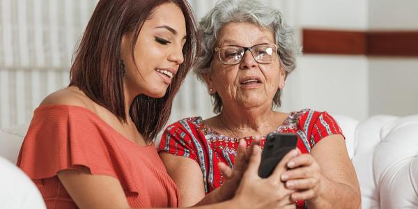 Dos mujeres miran un teléfono móvil