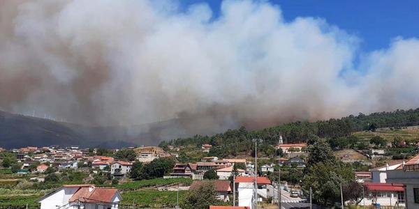 Pueblo con humo de incendio