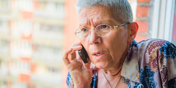 Una mujer habla por teléfono
