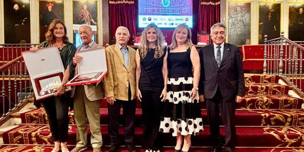 Foto de familia con los premiados