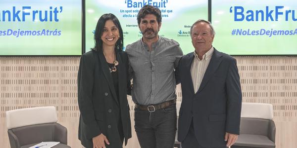 Hernán Zin, director de BanKFruit, junto a la directora de 65ymas.com, Ana Bedia (a la izquierda), y el presidente de la PMP, Ángel Rodríguez Castedo (a la derecha)