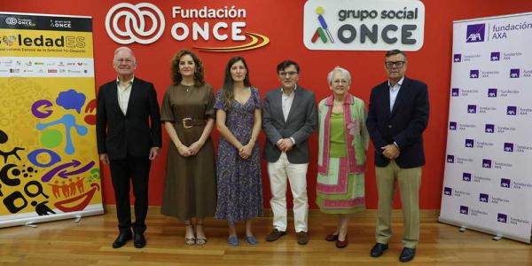 Foto de familia de los participantes en la presentación del estudio