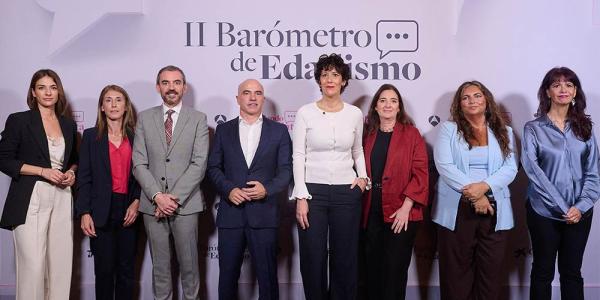 Foto de familia de los intervinientes en la presentación del barómetro