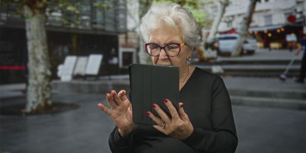Una mujer manejando una tablet