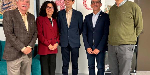 5 personas en pie de la Cruz Roja y la PMP 