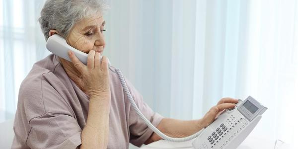 Una mujer hablando por teléfono