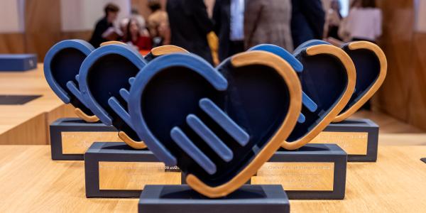 Trofeos premios Cerca de los que están cerca