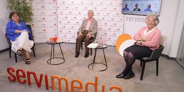 Fotografía que recoge un instante del encuentro 'Envejecer en casa: servicios de proximidad y atención domiciliaria', en el que aparecen las imágenes, nombre y cargo de los participantes en el mismo: Lázaro González, presidente de la Plataforma de Mayores y Pensionistas; Pilar Rodríguez. gerontóloga y presidenta de la Fundación Pilares; y Ángeles Durán. catedrática de Sociología y autora de 'La riqueza invisible del cuidado'.