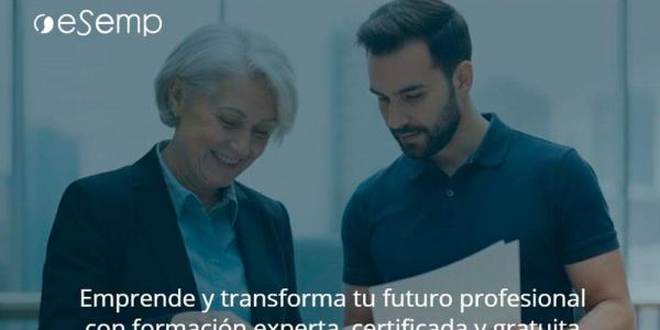 Dos personas revisan unos documentos